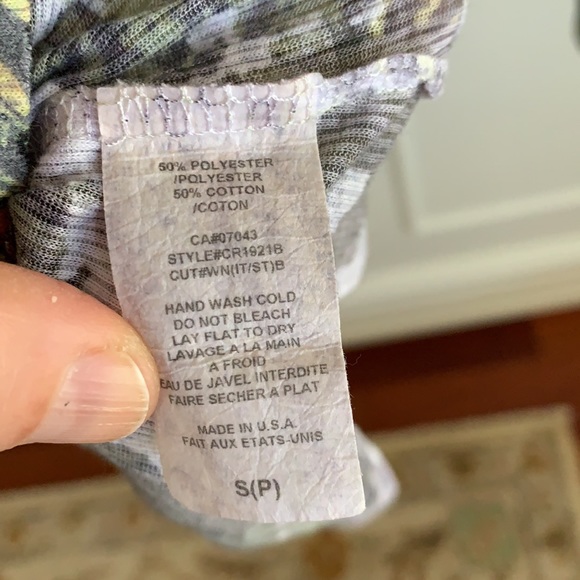 Flattering V-neck top - Picture 5 of 5